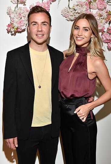 Mario Götze und seine Frau Ann-Kathrin sind im Juni 2020 Eltern geworden. Ihr Sohn trägt den Namen Rome (englisch für Rom).