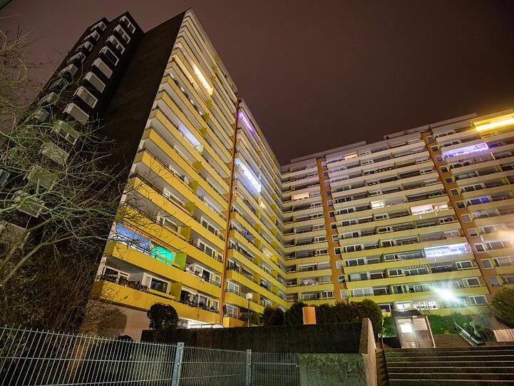 Nach Schüssen in einem Hochhaus in Heidelberg haben Polizisten drei Leichen in einer Wohnung gefunden.
