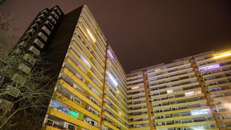 Nach Schüssen in einem Hochhaus in Heidelberg haben Polizisten drei Leichen in einer Wohnung gefunden. Nach Schüssen in einem Hochhaus in Heidelberg haben Polizisten drei Leichen in einer Wohnung gefunden.