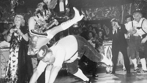 Voller Körpereinsatz: Ausgelassen bis semi-akrobatisch feiern die Münchner im Deutschen Theater 1967 Fasching.