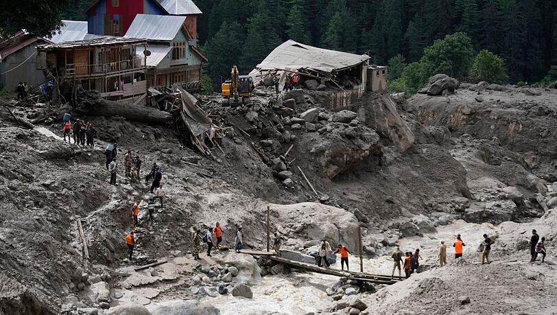 Die Wassermassen überraschten Pilger beim Essen. Mindestens 65 Menschen sind in Kaschmir bei einer Sturzflut gestorben.