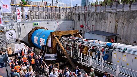 "Donna Maria" ist gestartet: Die Tunnelbohrmaschine ist 178 Meter lang und 700 Tonnen schwer.