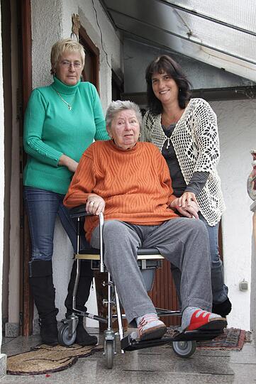 "Pflegenotstand hin oder her: So etwas darf nicht passieren!&ldquo; Rosemarie S. mit ihrer Nichte Jutta (links) und Tochter Renate.