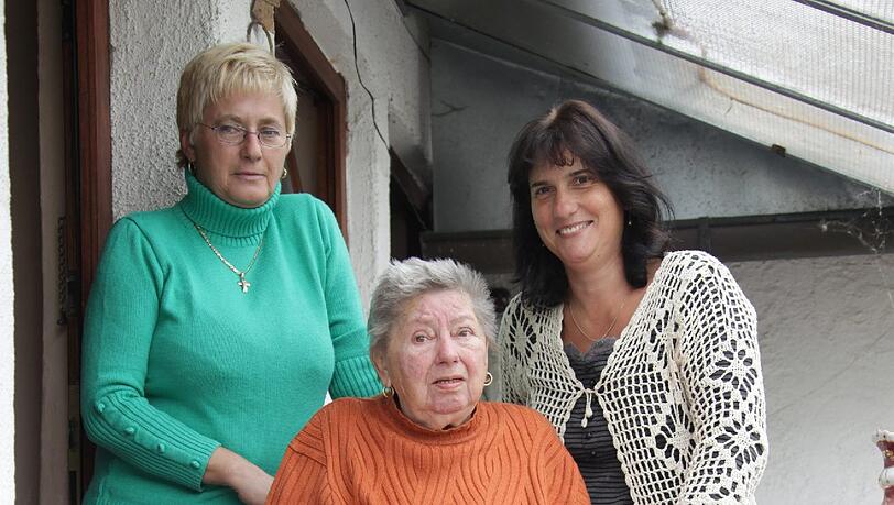 "Pflegenotstand hin oder her: So etwas darf nicht passieren!“ Rosemarie S. mit ihrer Nichte Jutta (links) und Tochter Renate. "Pflegenotstand hin oder her: So etwas darf nicht passieren!“ Rosemarie S. mit ihrer Nichte Jutta (links) und Tochter Renate.