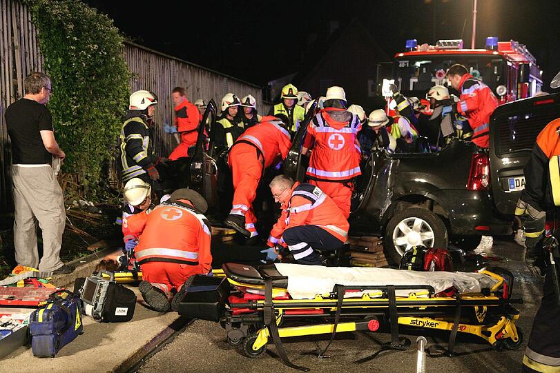 Von dem Dacia Logan ist nicht mehr viel übrig. Sieben Menschen saßen in dem Fünfsitzer. Zwei Personen waren sogar im Kofferraum, als der Unfall passierte.