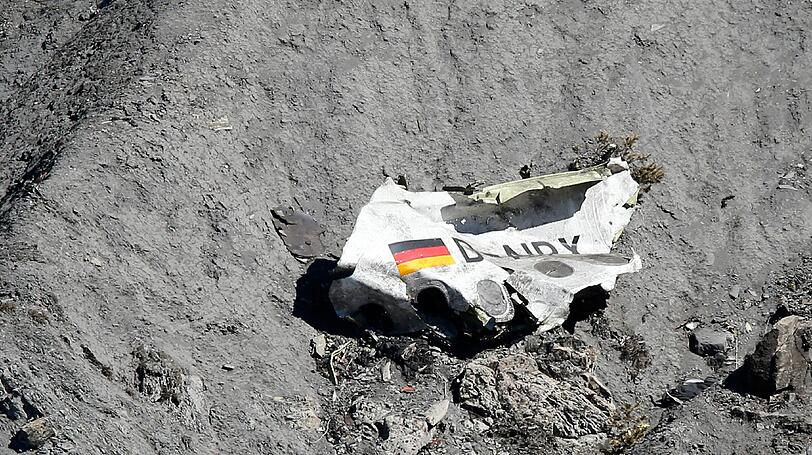 Trümmer des verunglückten Fluges in den französischen Alpen.