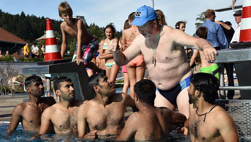Viele Flüchtlinge, die nach Deutschland kommen, können nicht schwimmen. Viele Flüchtlinge, die nach Deutschland kommen, können nicht schwimmen.