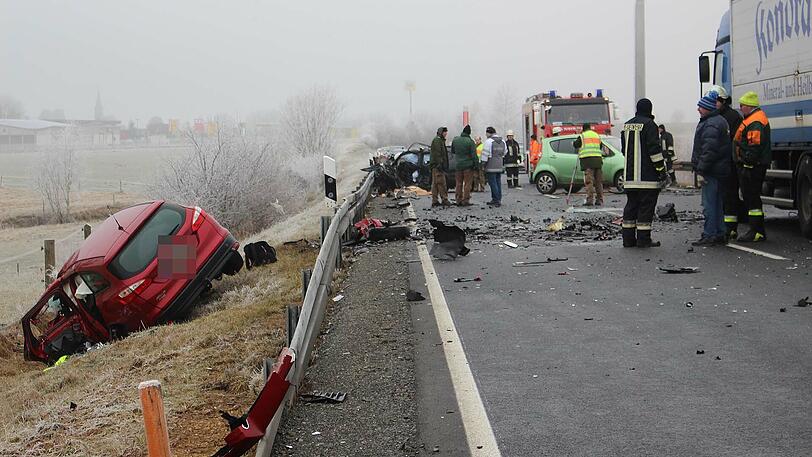 Am Donnerstagmorgen stießen zwei Autos auf einer Bundesstraße frontal zusammen. Beide Fahrer starben noch am Unfallort. Die Bilder des Unfalls.
