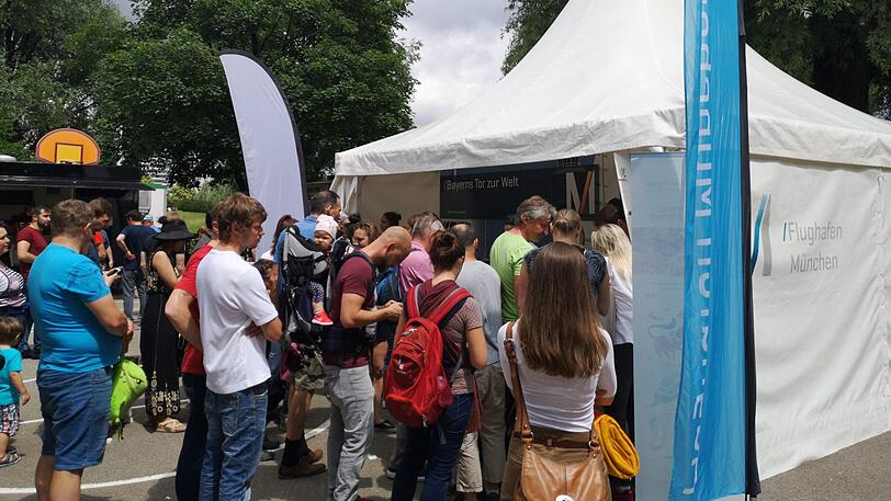 Auf die Gratis-Picknickdecken, die am Stand des Flughafens ausgegeben wurde, herrschte besonders großer Andrang.