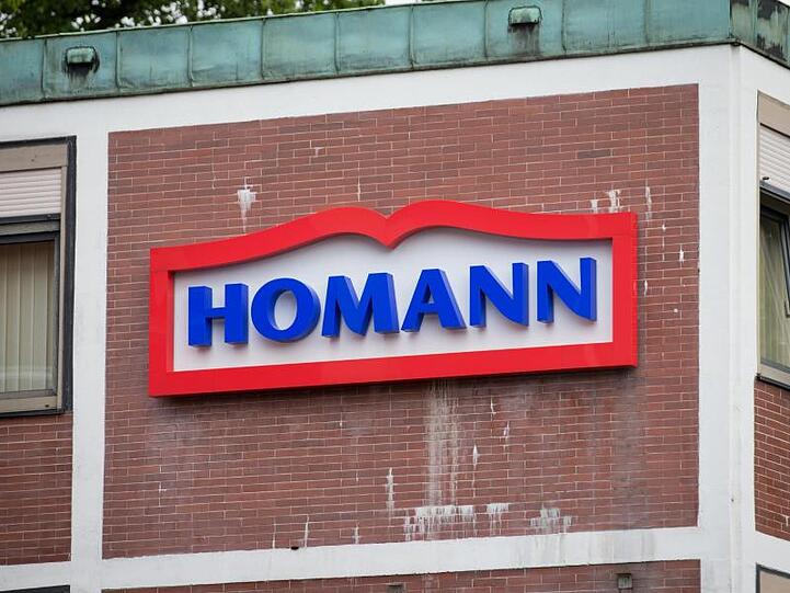 Der Schriftzug des Lebensmittelherstellers Homann Feinkost steht auf dem Betriebsgelände. Foto: Friso Gentsch/dpa/Archivbild