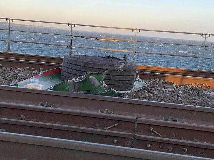 Trümmerteile auf der Brücke über den Großen Belt, wo sich das Zugunglück ereignete.
