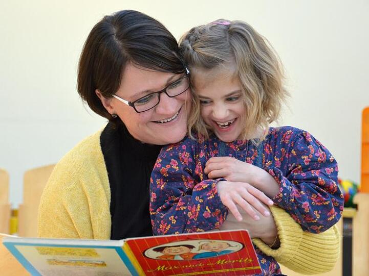 Frieda und ihre Mutter Yvonne im Spielraum der Klinik für Kinder- und Jugendmedizin im Klinikum Fulda: Das Mädchen wurde als Europas jüngstes Frühchen nach etwas mehr als 21 Wochen geboren.