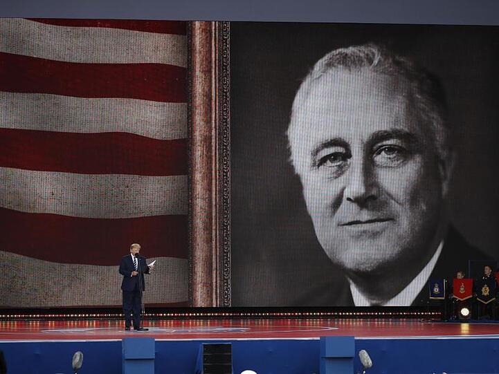 US-Präsident Donald Trump spricht bei der Gedenkveranstaltung vor einem Porträt seines Amtsvorgängers Franklin D. Roosevelt.