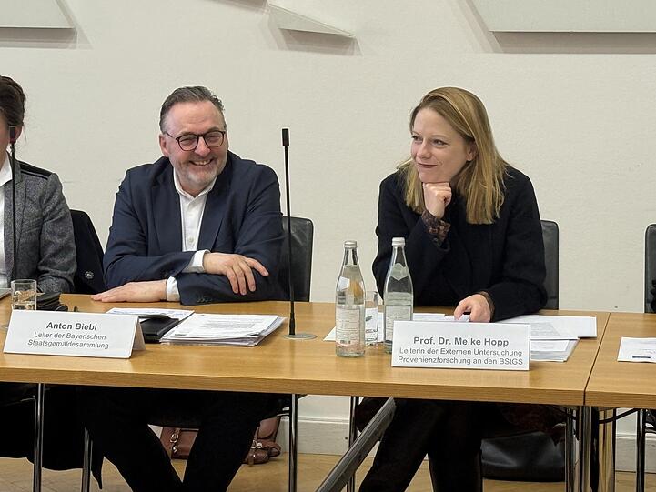 Anton Biebl hat das „interim“ im Titel gestrichen, aussitzen können man ihn nicht, gibt der Leiter der Staatsgemäldesammlungen damit zu verstehen. Meike Hopp, die Leiterin des Deutschen Zentrums Kulturgutverluste, hat einen umfassenden Bericht zur Provenienz der der Raubkunst verdächtigten Werke an den Pinakotheken vorgelegt. Anton Biebl hat das „interim“ im Titel gestrichen, aussitzen können man ihn nicht, gibt der Leiter der Staatsgemäldesammlungen damit zu verstehen. Meike Hopp, die Leiterin des Deutschen Zentrums Kulturgutverluste, hat einen umfassenden Bericht zur Provenienz der der Raubkunst verdächtigten Werke an den Pinakotheken vorgelegt.