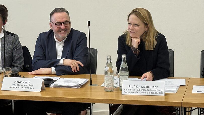 Anton Biebl hat das „interim“ im Titel gestrichen, aussitzen können man ihn nicht, gibt der Leiter der Staatsgemäldesammlungen damit zu verstehen. Meike Hopp, die Leiterin des Deutschen Zentrums Kulturgutverluste, hat einen umfassenden Bericht zur Provenienz der der Raubkunst verdächtigten Werke an den Pinakotheken vorgelegt. Anton Biebl hat das „interim“ im Titel gestrichen, aussitzen können man ihn nicht, gibt der Leiter der Staatsgemäldesammlungen damit zu verstehen. Meike Hopp, die Leiterin des Deutschen Zentrums Kulturgutverluste, hat einen umfassenden Bericht zur Provenienz der der Raubkunst verdächtigten Werke an den Pinakotheken vorgelegt.