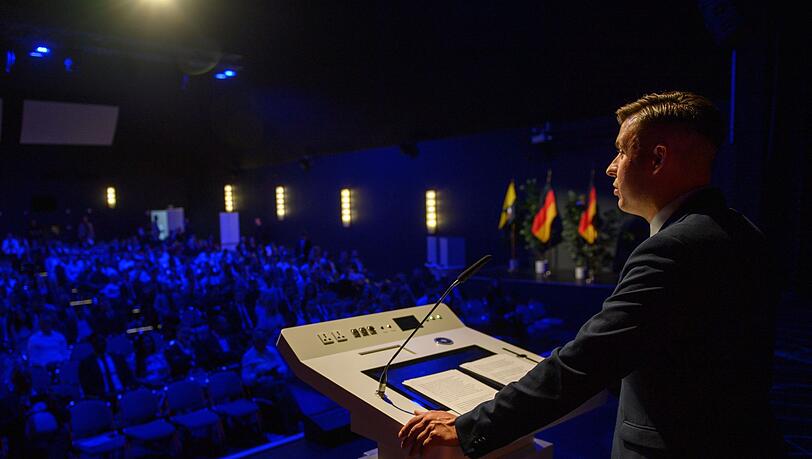 GD-Chef Jean-Pascal Hohm, der auch im AfD-Bundesvorstand sitzt, ruft die AfD-Jugend dazu auf, sich in "Notwehrsituationen" gegen politische Gegner zu verteidigen. GD-Chef Jean-Pascal Hohm, der auch im AfD-Bundesvorstand sitzt, ruft die AfD-Jugend dazu auf, sich in "Notwehrsituationen" gegen politische Gegner zu verteidigen.