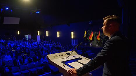 GD-Chef Jean-Pascal Hohm, der auch im AfD-Bundesvorstand sitzt, ruft die AfD-Jugend dazu auf, sich in "Notwehrsituationen" gegen politische Gegner zu verteidigen.