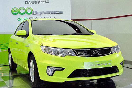 Fährt zweigleisig: der Kia Forte Hybrid.