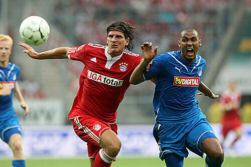 Am Freitag trifft Bayern auf Hoffenheim. Mario Gomez (l.), hier gegen 1899-Verteidiger Marvin Compper, darf sich seines Stammplatzes im Angriff sicher sein.