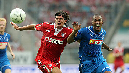 Am Freitag trifft Bayern auf Hoffenheim. Mario Gomez (l.), hier gegen 1899-Verteidiger Marvin Compper, darf sich seines Stammplatzes im Angriff sicher sein. Am Freitag trifft Bayern auf Hoffenheim. Mario Gomez (l.), hier gegen 1899-Verteidiger Marvin Compper, darf sich seines Stammplatzes im Angriff sicher sein.