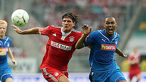 Am Freitag trifft Bayern auf Hoffenheim. Mario Gomez (l.), hier gegen 1899-Verteidiger Marvin Compper, darf sich seines Stammplatzes im Angriff sicher sein.