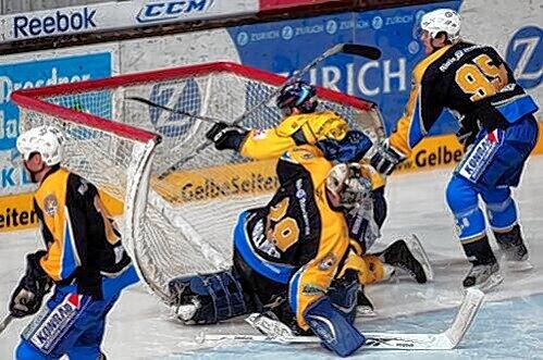 Riesenaction: Der Lausitzer Arturs Kruminsch fliegt ins Tor von EHC-Keeper Joey Vollmer, aber ohne Puck.