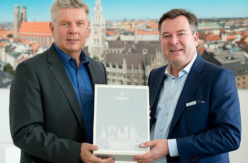 Sie machen einander schon Geschenke: Zum Geburtstag bekommt OB Dieter Reiter (links) von CSU-Mann Josef Schmid ein Schmankerlpaket.