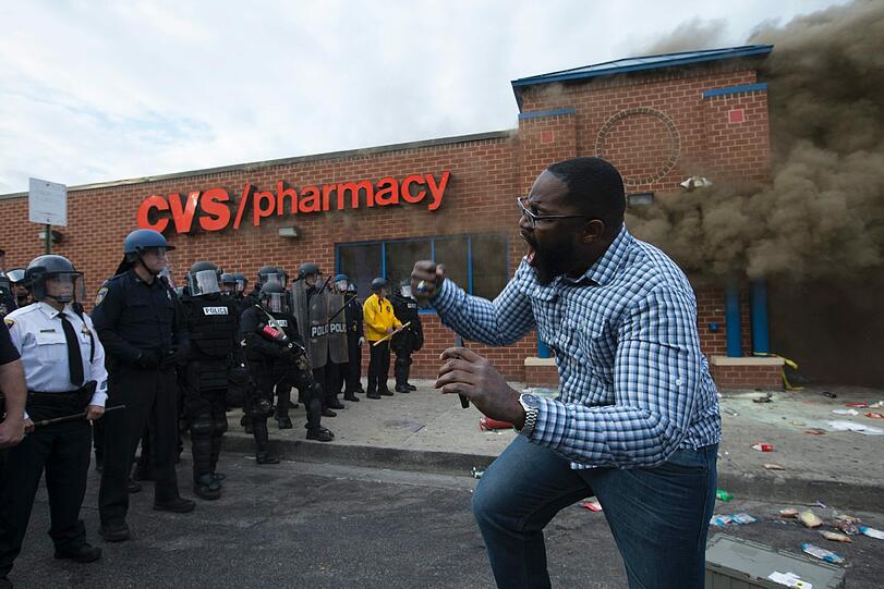 In Baltimore entlädt sich nach der Beerdigung Freddie Grays eine Welle der Gewalt. Die Bilder.