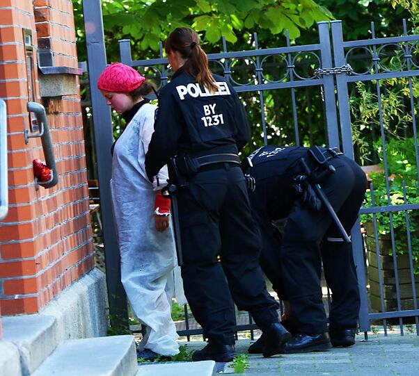 Bis alle an den Betonfässern angeketteten jungen Frauen befreit sind, vergehen Stunden.