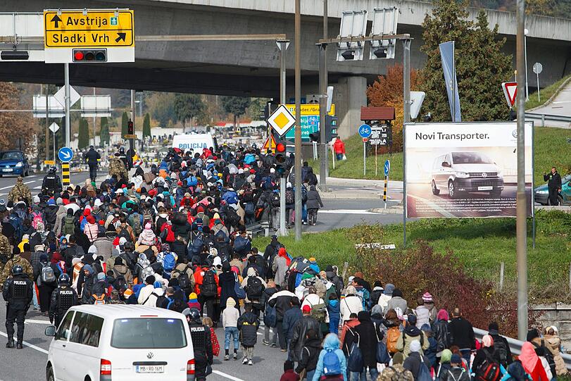Hunderte Flüchtlinge in der Ortschaft Sentilj machen sich auf zur slowenisch-österreichischen Grenze.