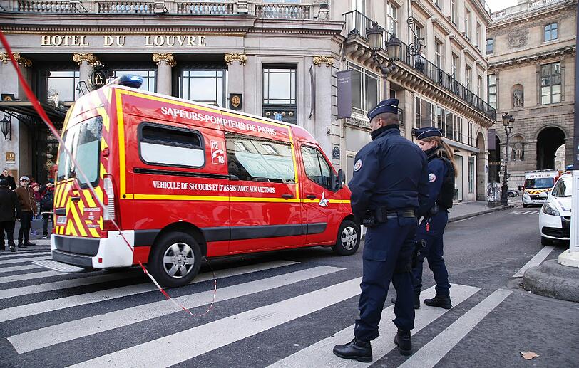 Am Pariser Louvre versuchte ein Mann mit einer Machete auf Polizisten und Soldaten loszugehen.