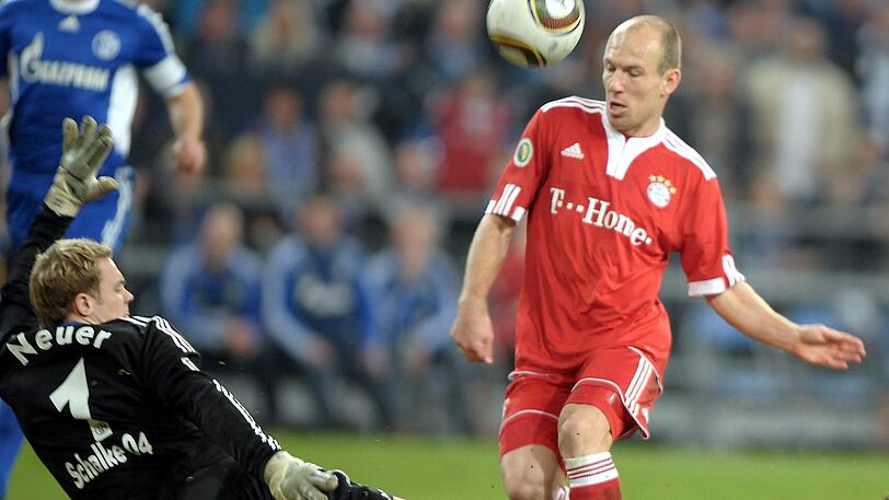24. März 2010: Arjen Robben schießt den FC Bayern mit dem siegbringenden 1:0 in der 112. Minute gegen den damaligen Schalke-Keeper Manuel Neuer ins Pokalfinale.