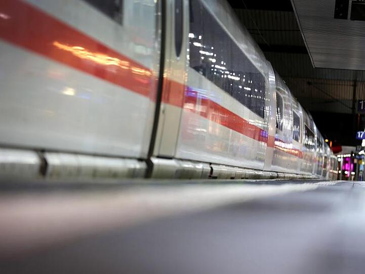 Die Deutsche Bahn nimmt den Fernverkehr allmählich wieder auf. Foto: Martin Gerten/dpa/Archivbild