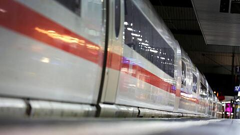 Die Deutsche Bahn nimmt den Fernverkehr allmählich wieder auf. Foto: Martin Gerten/dpa/Archivbild