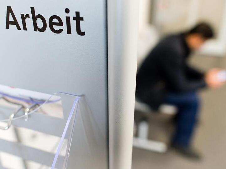 Ein Mann sitzt in der Bundesagentur für Arbeit. Für das Gesamtjahr hingegen vermeldet die Bundesagentur einen positiven Rekord zur Arbeitslosigkeit.