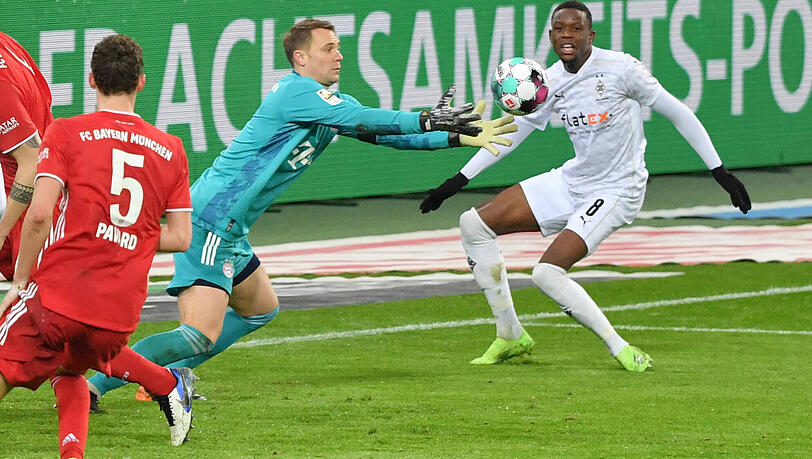 Bayern-Keeper Manuel Neuer hatte bei der 2:3-Niederlage in Mönchengladbach jede Menge Arbeit. Bayern-Keeper Manuel Neuer hatte bei der 2:3-Niederlage in Mönchengladbach jede Menge Arbeit.