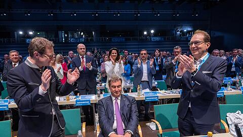 Markus Söder (M) bekommt nach seiner Wahl zum Spitzenkandidaten Applaus beim CSU-Parteitag.