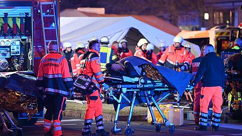 Zahlreiche Einsatzkräfte kümmern sich um die vielen Verletzten