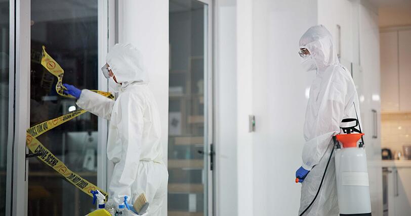 Für diesen Beruf muss man ziemlich abgebrüht und mit einem unempfindlichen Magen ausgestattet sein: Tatort-Reiniger beseitigen die Spuren von Verbrechen, Unfällen oder einsamen Todesfällen. Ihre Arbeit beginnt, wenn der Einsatz von Polizei oder Feuerwehr endet. Für die einen ein Alptraum, für die anderen ein spannender Beruf - und auf jeden Fall weit mehr als nur ein einfacher Putz-Job. Für diesen Beruf muss man ziemlich abgebrüht und mit einem unempfindlichen Magen ausgestattet sein: Tatort-Reiniger beseitigen die Spuren von Verbrechen, Unfällen oder einsamen Todesfällen. Ihre Arbeit beginnt, wenn der Einsatz von Polizei oder Feuerwehr endet. Für die einen ein Alptraum, für die anderen ein spannender Beruf - und auf jeden Fall weit mehr als nur ein einfacher Putz-Job.