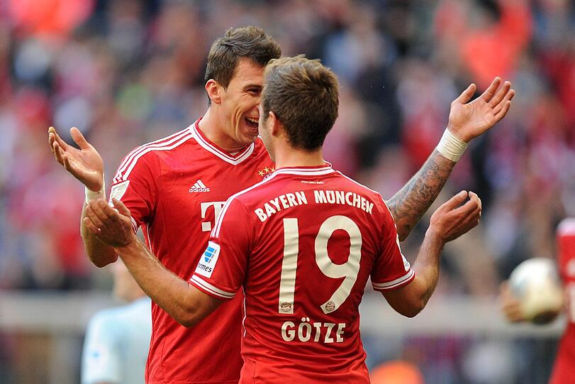Zwei Einwechslungen, drei Treffer: Mario Mandzukic (l.) feiert mit Mario Götze das 3:2 gegen Hertha. Foto: firo/Augenklick