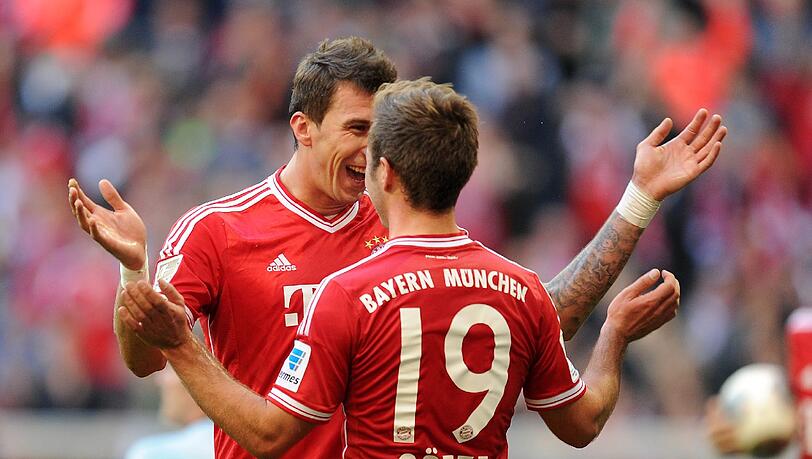 Zwei Einwechslungen, drei Treffer: Mario Mandzukic (l.) feiert mit Mario Götze das 3:2 gegen Hertha. Foto: firo/Augenklick Zwei Einwechslungen, drei Treffer: Mario Mandzukic (l.) feiert mit Mario Götze das 3:2 gegen Hertha. Foto: firo/Augenklick