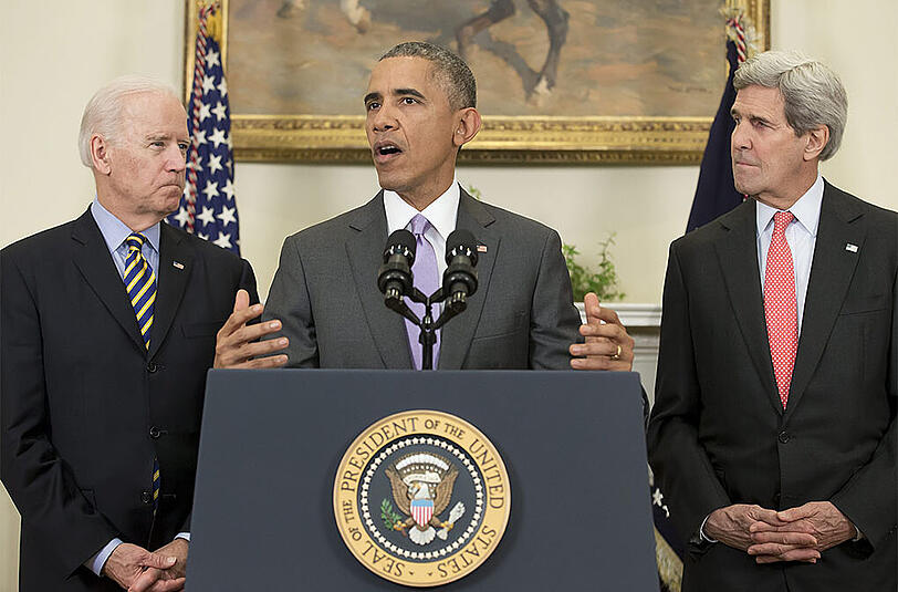 US-Präsident Barack Obama (m.) im Weißen Haus. Neben ihm: Vize-Präsident Joe Biden (l.) und US-Außenminister John Kerry (r.).