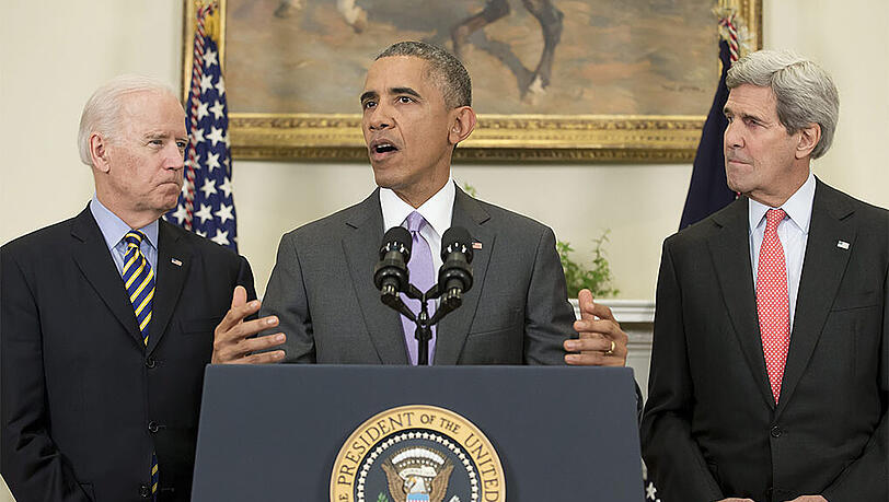 US-Präsident Barack Obama (m.) im Weißen Haus. Neben ihm: Vize-Präsident Joe Biden (l.) und US-Außenminister John Kerry (r.). US-Präsident Barack Obama (m.) im Weißen Haus. Neben ihm: Vize-Präsident Joe Biden (l.) und US-Außenminister John Kerry (r.).
