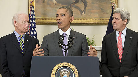 US-Präsident Barack Obama (m.) im Weißen Haus. Neben ihm: Vize-Präsident Joe Biden (l.) und US-Außenminister John Kerry (r.).