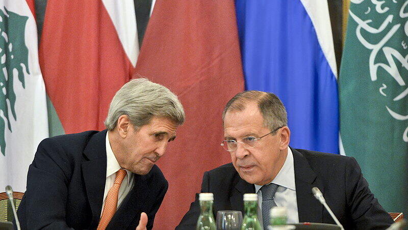 John Kerry, Außenminister der USA, und Sergei Lavrov, Außenminister der Russischen Förderation, im Gespräch. John Kerry, Außenminister der USA, und Sergei Lavrov, Außenminister der Russischen Förderation, im Gespräch.