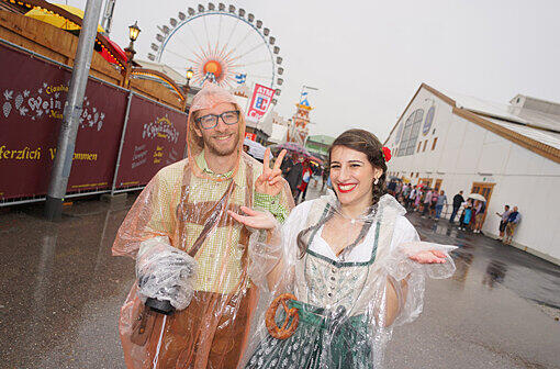 Wiesn im Dauerregen - dieses Besucherpaar weiß sich zu helfen.