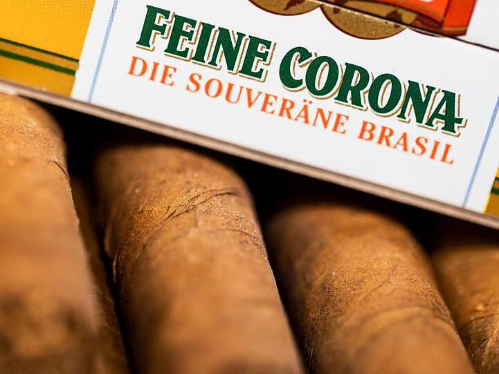 Zigarren im Format "Feine Corona" liegen in einer Schachtel in einem Tabakgeschäft.