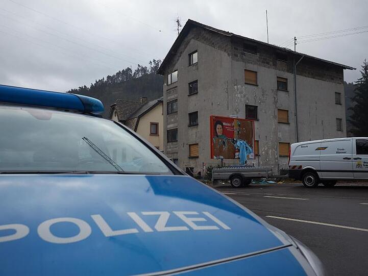 Die Überlebenden sind in dem Ort bei Verwandten und Bekannten untergekommen.