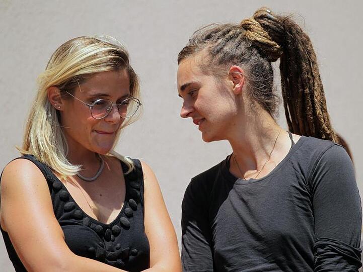 Carola Rackete (r.), deutsche Kapitänin der "Sea-Watch 3", spricht nach ihrer Anhörung mit der Sea-Watch-Sprecherin Giorgia Linardi.