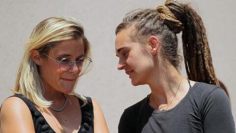 Carola Rackete (r.), deutsche Kapitänin der "Sea-Watch 3", spricht nach ihrer Anhörung mit der Sea-Watch-Sprecherin Giorgia Linardi.